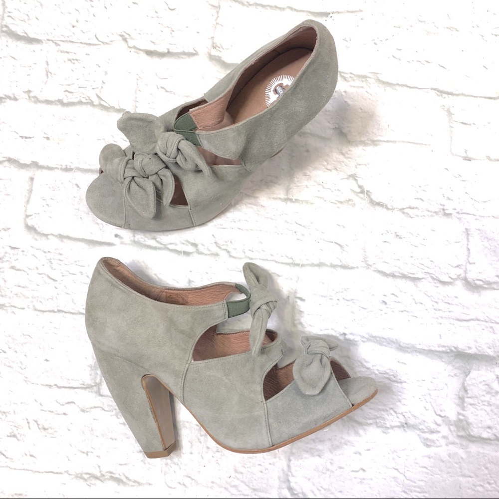Lucky Penny NWT suede bow top pumps